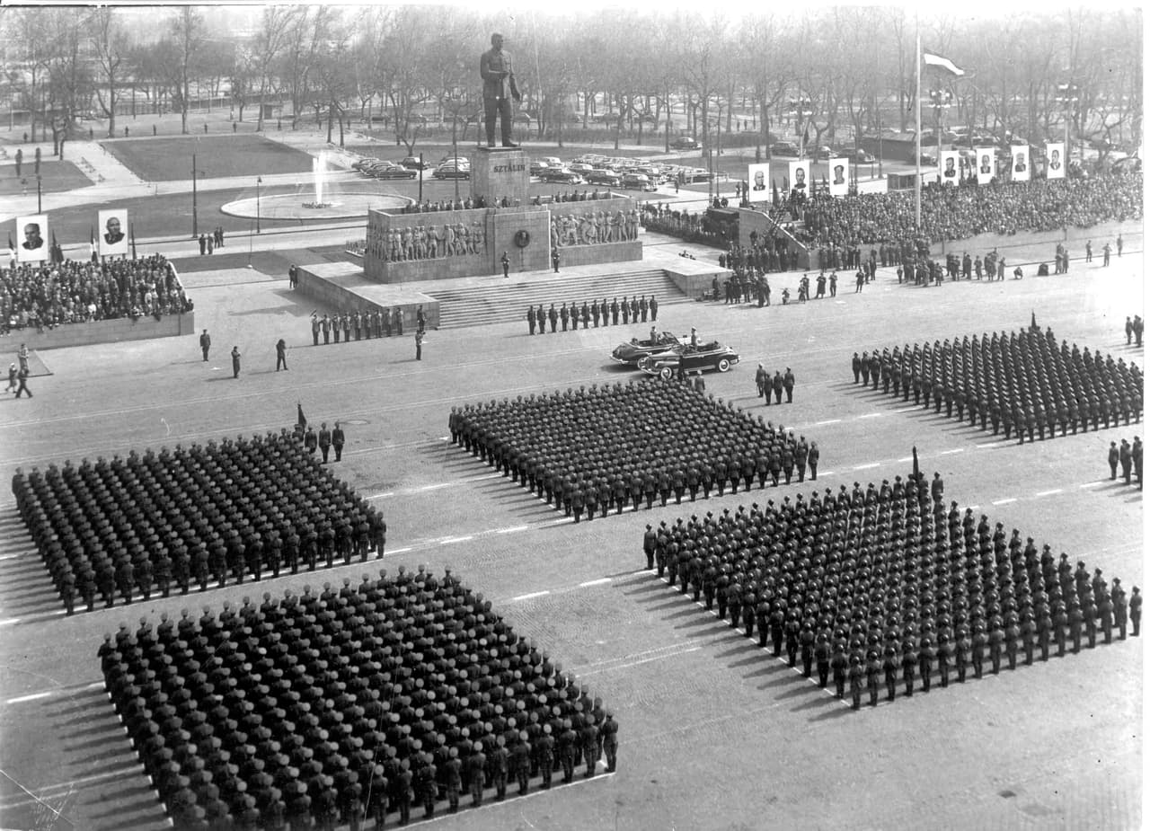 <b>BUDAPEST (Hungría). Stalin, líder soviético.</b> Esta imagen es del 4 de abril de 1956. La estatua del hombre que gobernó férreamente la URSS mostraba el respaldo del partido de los trabajadores húngaro. Se comenzó a erigir en 1949 y se finalizó en 1951 en el parque urbano de Városliget. Pero poco duró completa...