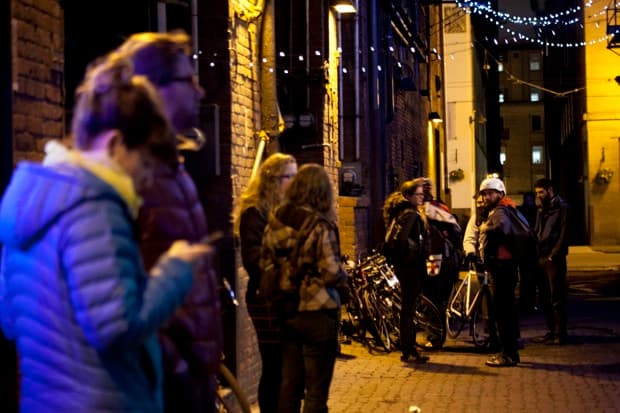 La celebración de la inauguración de Back Alley Bike Repair in Seattle.