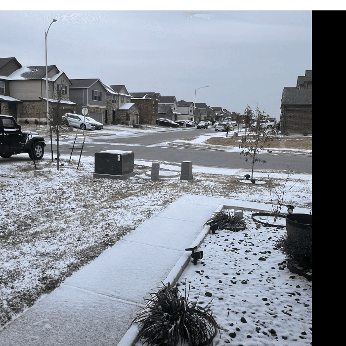 La tormenta invernal trajo una densa capa de nieve que cubrió la ciudad y varias zonas del centro de Texas.
<br>
<br>Usuarios de Univision enviaron las imágenes de cómo vivieron la primer nevada del 2025.