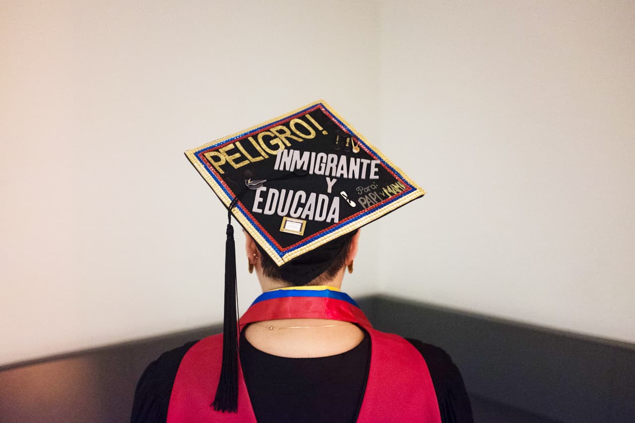 ¡Sí se pudo! Estos birretes decorados muestran orgullo hispano entre alumnos de EEUU