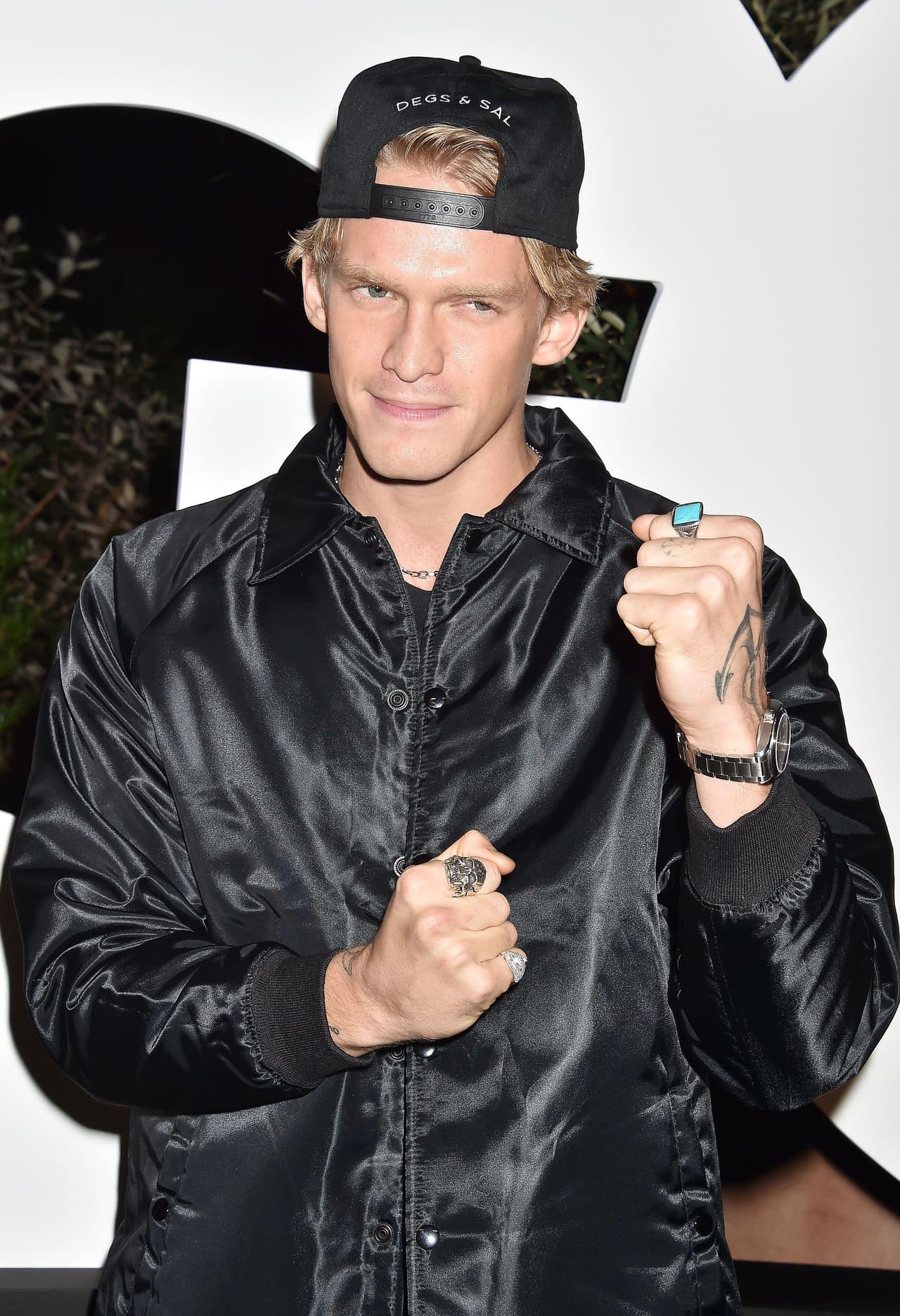 Algunos fans interpretaron esa publicación como una señal de
<b><a href="https://www.univision.com/famosos/las-madres-de-miley-cyrus-y-cody-simpson-le-dan-la-bendicion-a-la-relacion-que-tienen-sus-hijos-fotos" target="_blank">problemas en su relación</a></b> con Simpson. De acuerdo con la hermana del australiano, todo está bien entre la pareja.