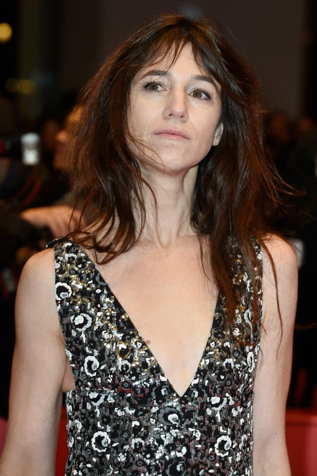 Charlotte Gainsbourg. Hija de Jane Birkin y Serge Gainsbourg, tiene un estilo incomparable. Puede llevar un par de jeans, blazer y botas vaqueras, así como un mini vestido que luce perfecto con sus piernas largas. Es musa de Nicolas Ghesquière en Louis Vuitton y antes lo fue para Balenciaga.