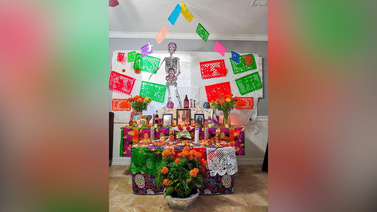 Silvia Barrera - "Así puse mi Ofrendita en menoria de mi papá que me dejó hace 30 años, no hay día que yo no lo ecuerde🎃👻💀 y el pan que yo lo hice".