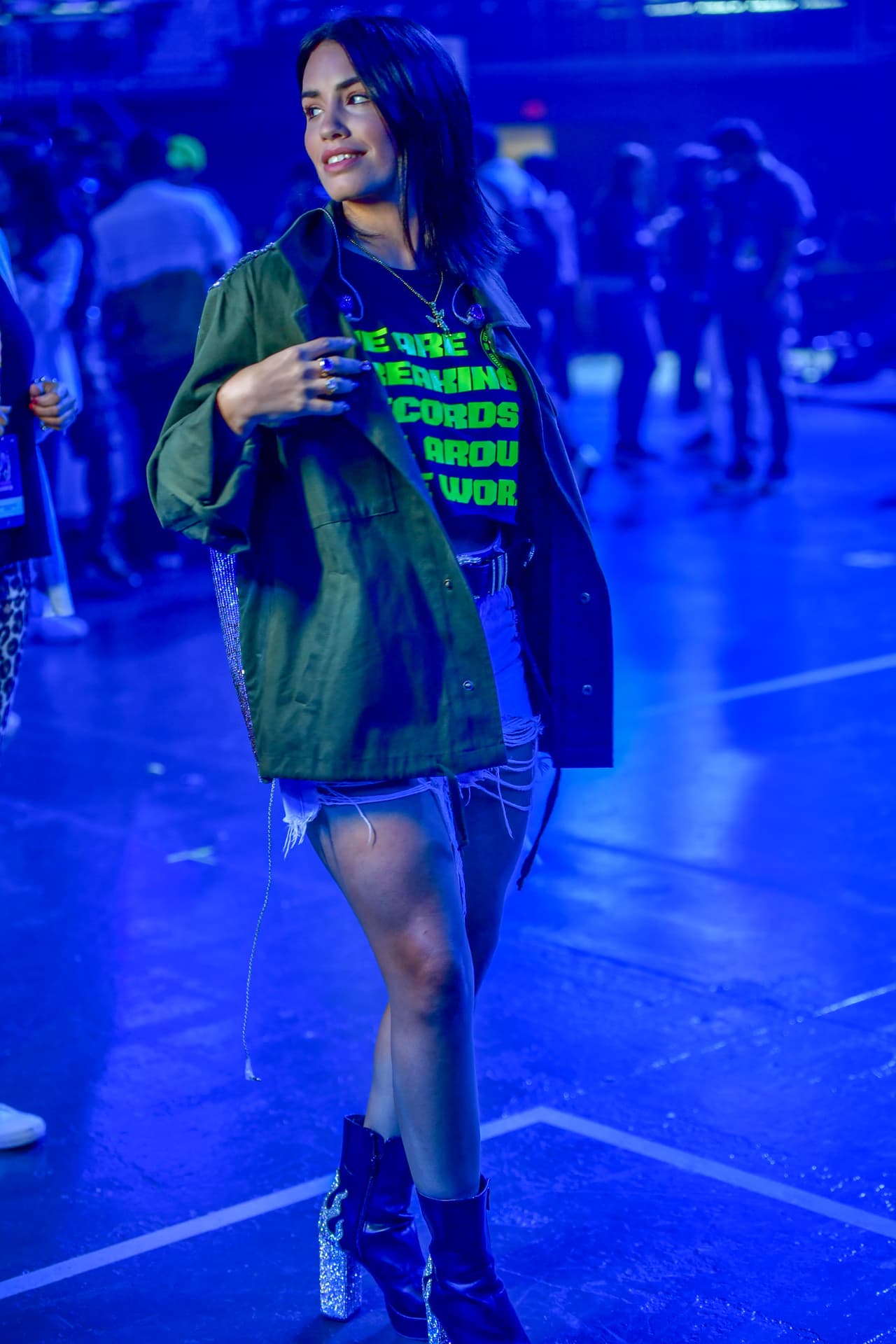 Lali Espósito optó por usar shorts de mezclilla para los ensayos. Los acompañó con una cazadora verde y unos botines muy chic.