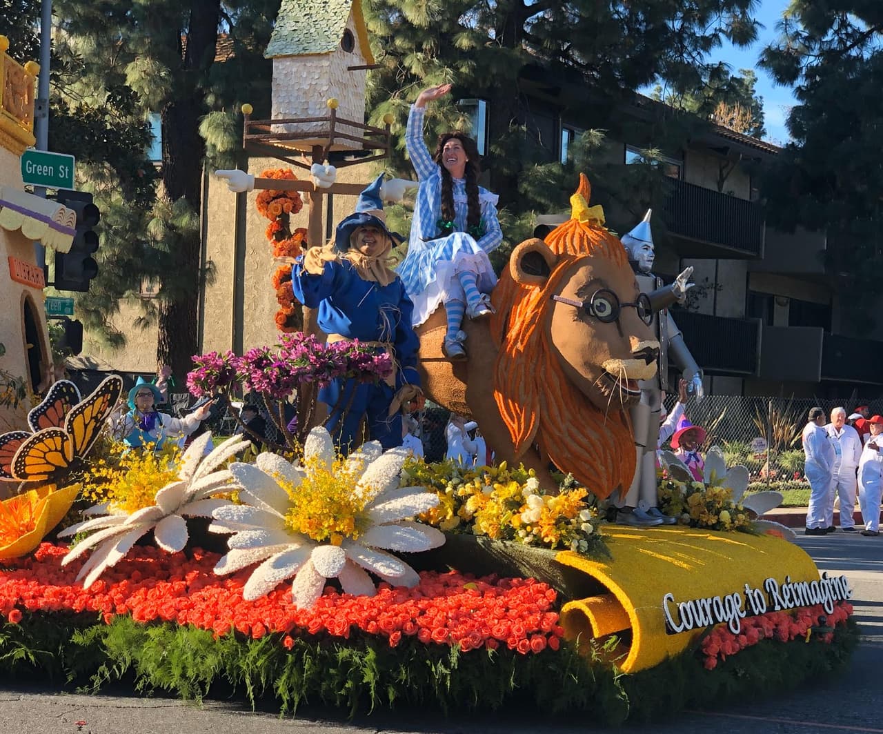 El tradicional Desfile de las Rosas que se celebra cada primero de enero es una tradición californiana que esté año, con una mayor representación latina, dio una infusión de alegría a la versión 131 de este evento.