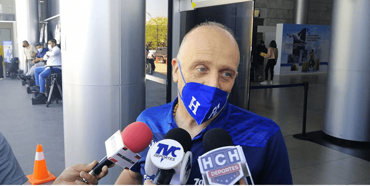 Fabián Coito explota y exige mejores canchas a jóvenes en Honduras