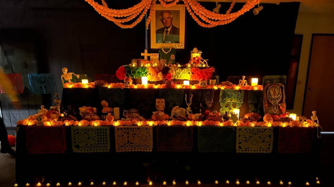 El 
<b>Consulado General de México en Phoenix</b> inauguró una ofrenda del Día de Muertos dedicada al escritor Miguel Méndez, la cual incluye una remembranza del significado prehispánico, los elementos básicos y el camino del inframundo.
<br>
<br>Este altar lo puedes apreciar en la Sala "Carlos Fuentes" del Consulado General de México en Phoenix hasta el viernes 3 de noviembre, de 9 a.m. a 5 p.m. En el 320 de E. McDowell Road, Suite 320, en Phoenix.