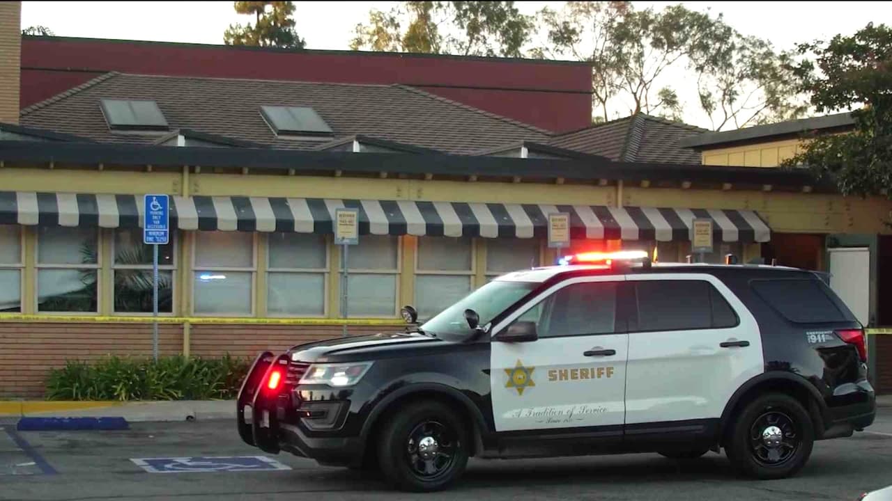 Hallan muerto a sospechoso armado dentro de un restaurante en Cerritos