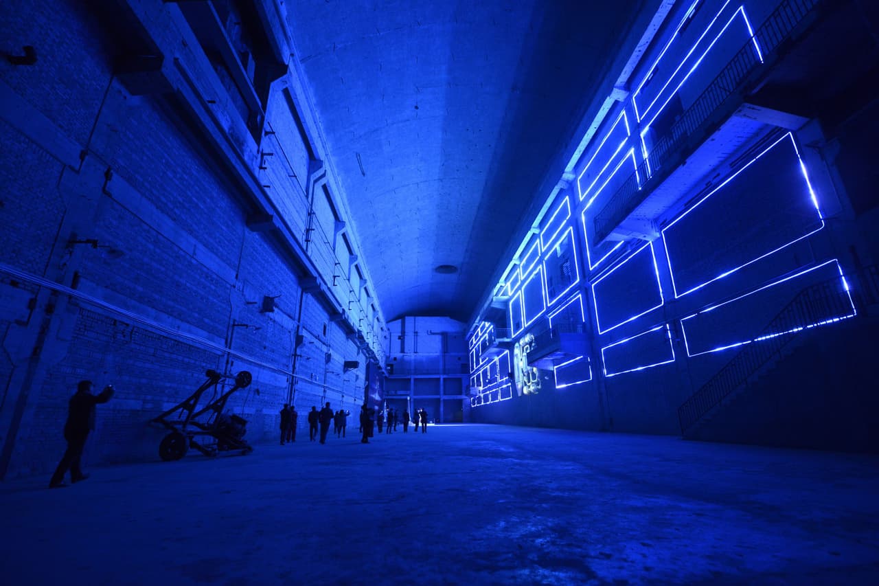 "Nos lo deben. Aquí entregamos nuestro sudor, nuestra sangre... y nuestra juventud", denuncia el veterano Li Gaoyun. La fotografía muestra a los turistas que recorren una de las galerías subterráneas iluminadas.