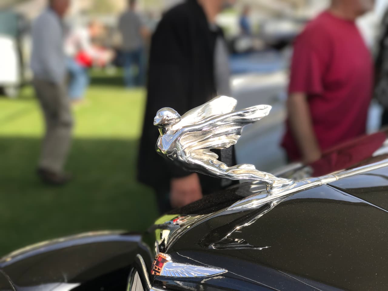 Cadillac también hizo uso de la mujer alada como ornamento sobre sus parrillas, tal y como lo podemos apreciar en este detalle tomado de un
<b>Cadillac Town Sedán de cinco pasajeros de 1935</b>.