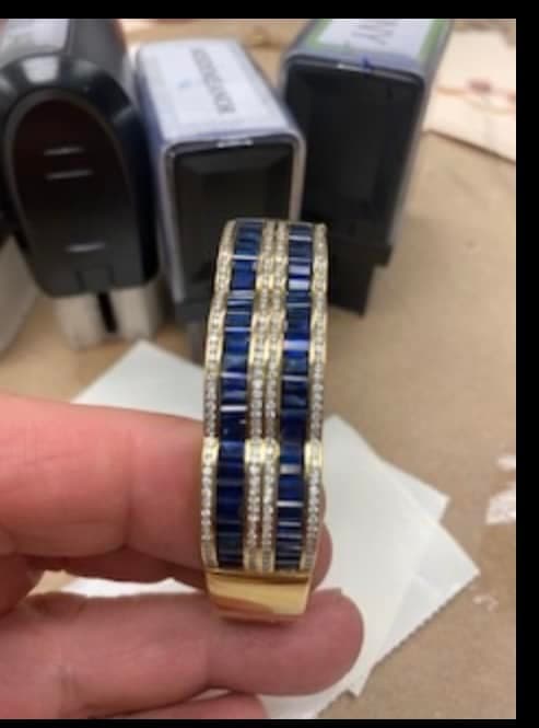 Joyería como anillos, brazaletes, collares y otra joyería de oro y diamantes estarán a la oferta pública