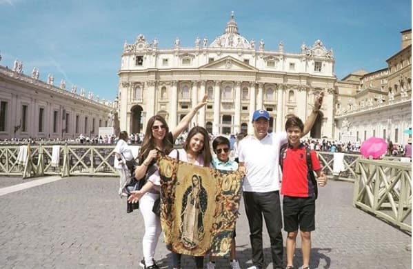 Priscila y Gustavo Ángel cumplieron su sueño de llevar a sus hijos a vacacionar por Europa, principalmente a El Vaticano, a donde llegaron con su fe católica y guadalupana.