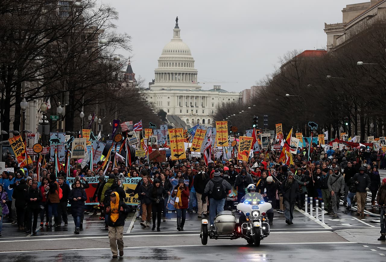 Pueblos nativos protestan frente a la Casa Blanca y el Hotel Trump en un intento desesperado por evitar la construcción del oleoducto en Dakota