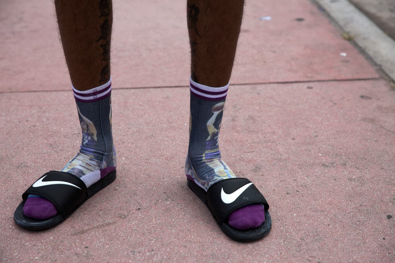 Las sandalias con calcetines son una verdadera tendencia entre los hombres.