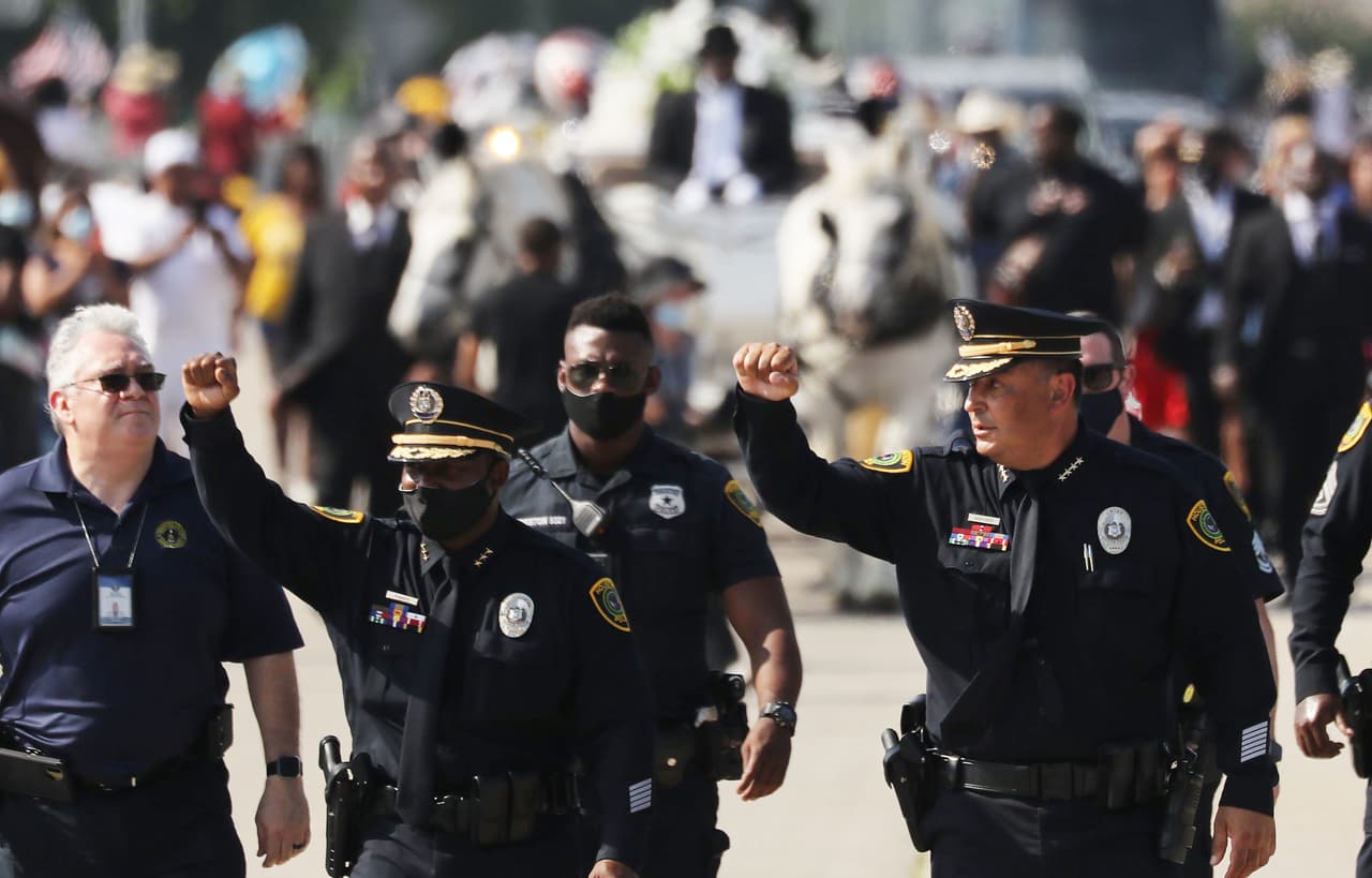El jefe de la policía de Houston, Art Acevedo (a la derecha) marcha frente al ataúd que contiene los restos de George Floyd. Acevedo 
<a href="https://twitter.com/TODAYshow/status/1270319355709083649?s=20" target="_blank">dijo la mañana del martes</a> que las manifestaciones en contra de la brutalidad policial se han convertido en un "momento de cambio" y dijo también que tiene "esperanza" en que se traduzcan en "cambios sistemáticos" para el país.