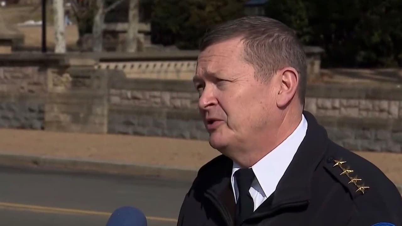 Autoridades dan detalles del hombre que irrumpió hoy en el Capitolio con una escopeta cargada