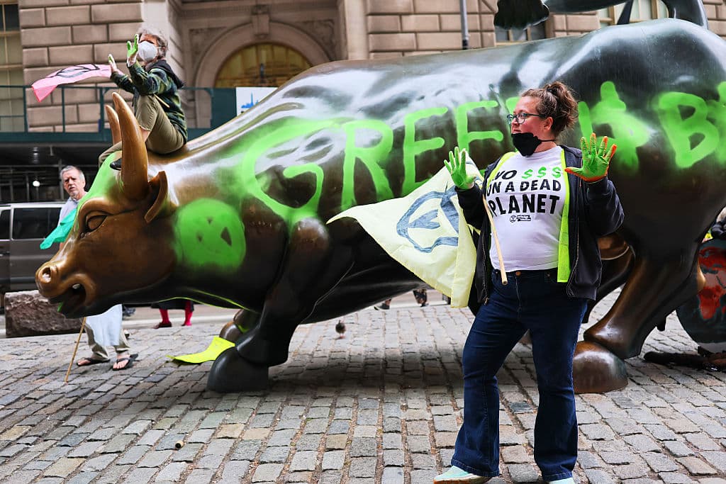 El evento ocurre en un momento de creciente presión sobre las instituciones financieras para que reduzcan su financiamiento a industrias contaminantes.