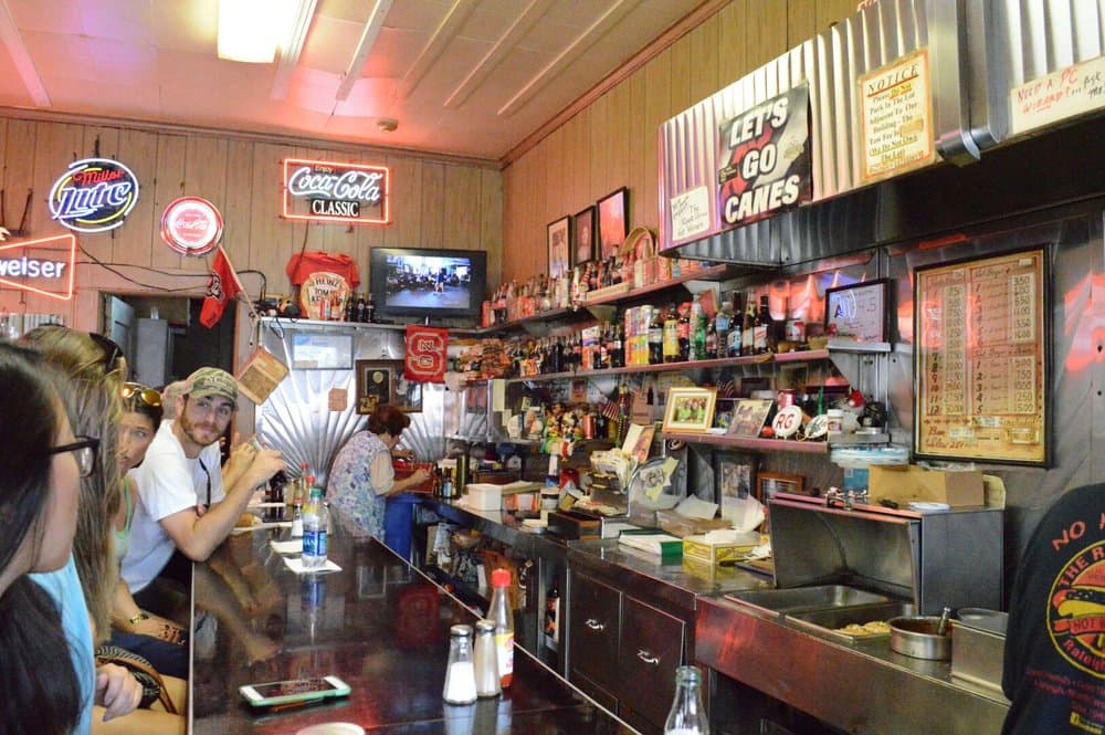 <b>The Roast Grill Hot Weiners</b>
<br>Dirección: 7 S West St. Raleigh, NC. 27603
<br>Teléfono: (919) 832-8292
<br>Sitio web: 
<a href="http://www.roastgrill.com/">http://www.roastgrill.com/</a> 
<br>
<b><a href="https://www.yelp.com/map/the-roast-grill-hot-weiners-raleigh">Cómo llegar</a></b>
<br>
<br>The Roast Grill es un restaurante local popular que ha aparecido en los programas de televisión Man vs. Food y Diners, Drive-Ins and Dives de Food Network. Es conocido por su deliciosa comida reconfortante y su tradicional cocina sureña.