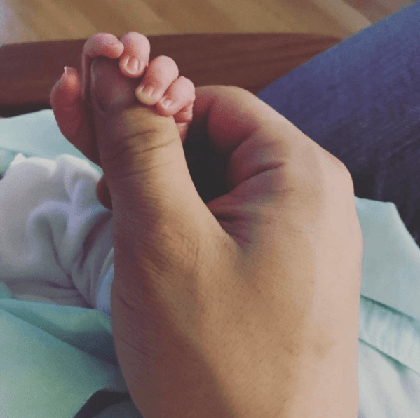 Con esta tierna fotografía fue como José Julián presentó a su pequeño hijo a través de sus redes sociales.