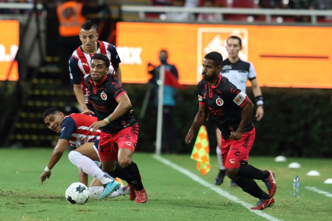 Chivas ligó su segundo triunfo consecutivo y con ello se metió de lleno en la pelea por un boleto a la fiesta grande del Grita México C22. Golazos de ‘Canelo’ Angulo y Pável Pérez.