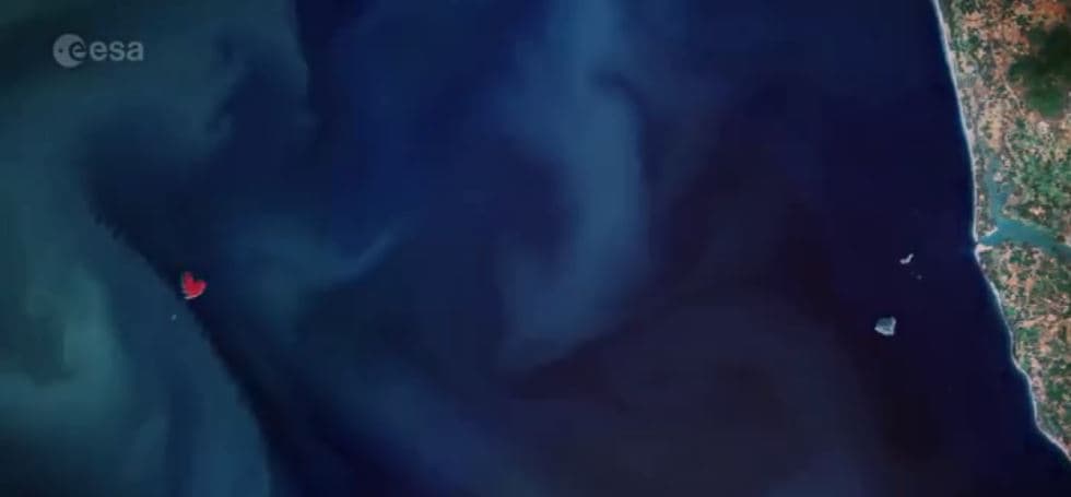 <b>Proteje las fuentes de agua natural </b>
<br>Si vives cerca de ríos, lagos, o playas no lances tus desperdicios en ella. ¿Sabías que una bolsa de plástico tarda como mínimo 150 años en descomponerse? Además mucha de la basura que dejamos en estos lugares afectan el ecosistema de estos lugarles y mata a millones de anumales marinos cada año.
<br>
<br>La Isla Netrani, India