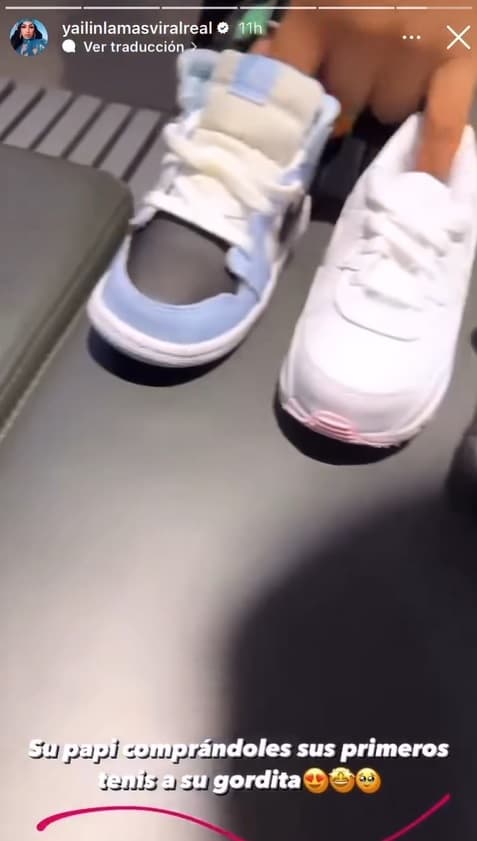 “Su papi comprándole sus primeros tenis a su gordita”, escribió ella para describir el momento.
<br>