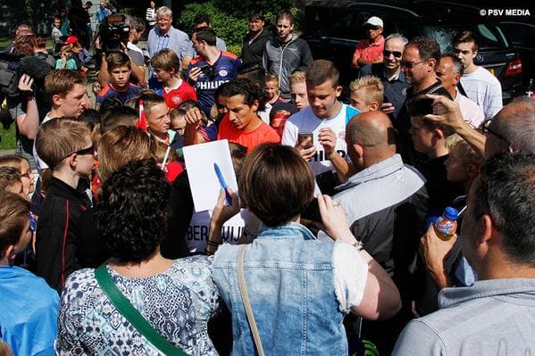 Andrés Guardado recibido como héroe por el PSV Eindhoven