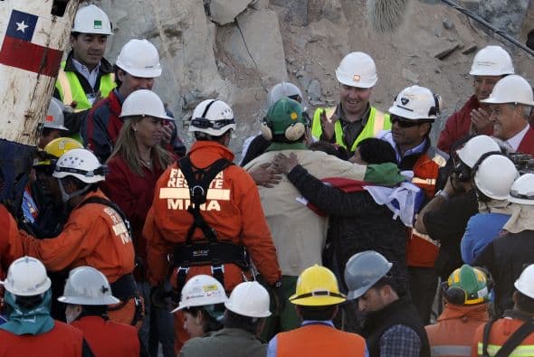 Especialista en perforaciones de 34 años, le pidió desde la profundidad matrimonio en una carta su pareja Fabiola Araya.