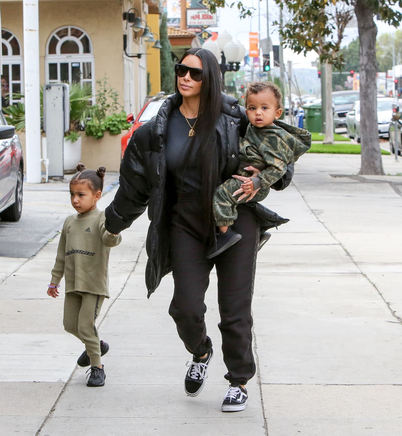 Empezamos con la mayor de las hermanas Kardashian, Kim. Los hijos de su matrimonio con el rapero Kanye West (Saint, North y Chicago), son transportados en coches para bebés Babyzen.
