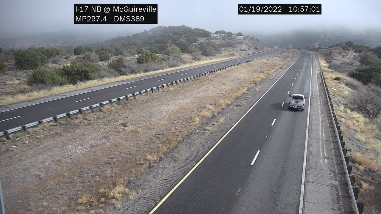 Según el
<a href="https://twitter.com/NWSFlagstaff/status/1483862145322610688/photo/1" target="_blank">Servicio Meteorológico Nacional</a> , algo de niebla puede persistir en Prescott y Verde Valley. Así es como se veía la Interestatal 17 cerca de Rimrock/McGuireville esta mañana.