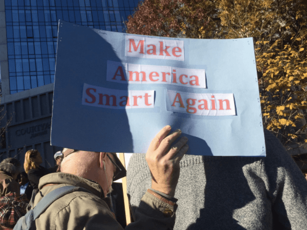"Hagamos a Estados Unidos sabio nuevamente" pedía este ciudadano mientras marchaba de Queens a Manhattan.