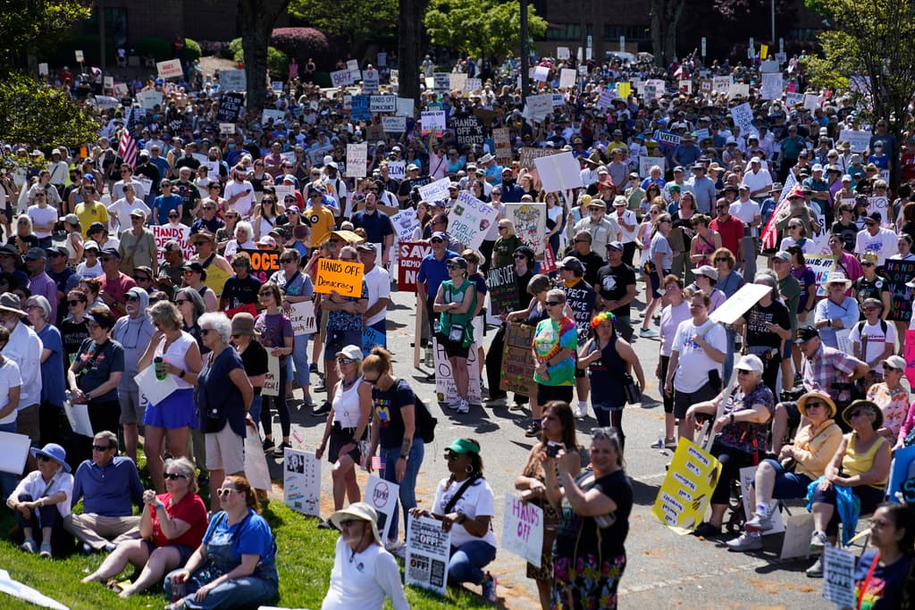 <b>Protestas masivas en EE. UU.</b>: Más de 1,200 manifestaciones bajo el lema “Hands Off!” se realizaron en los 50 estados en oposición a las políticas del presidente Trump y Elon Musk. (Washington DC)