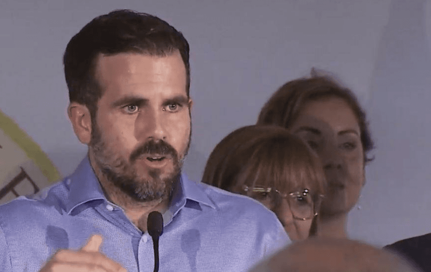 11 de julio- El gobernador de Puerto Rico regresa de sus vacaciones y realiza una conferencia de prensa en donde le pide perdón al país, luego de que se revelaran más páginas del chat de Telegram, en el cual Ricardo Rosselló junto a algunos de su gabinete se burlan e insultan a diferentes personas
<b>. </b>
<br>