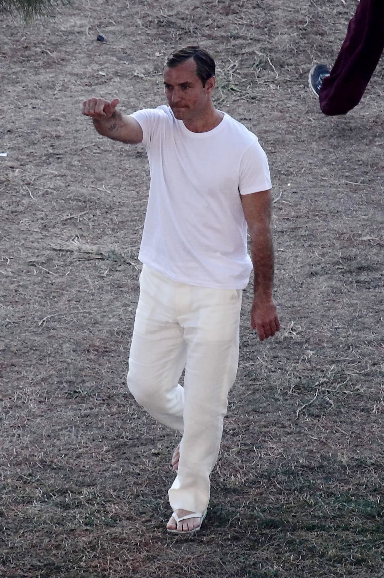 Jude se percató de las cámaras y envió un amistoso saludo.