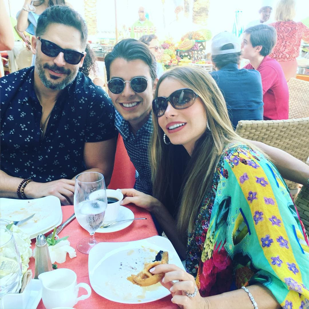 Manolo compartió esta foto un día después del pachangón, junto a los recién casados. Lo que llama nuestra atención es el anillote de diamantes que porta la colombiana.