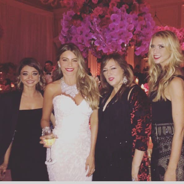 En esta foto aparece junto a la diseñadora de joyas Lorraine Schwartz, encargada de crear sus anillos de matrimonio.