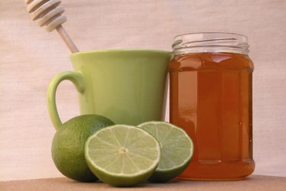 Haz gárgaras. Para disminuir el cosquilleo en tu garganta, prueba hacer gárgaras con una bebida astringente como el té. Para un remedio casero, mezcla dos tazas de agua caliente, una cucharada de hojas de frambuesa o jugo de limón, y una cucharada de miel. Espera a que se enfríe.