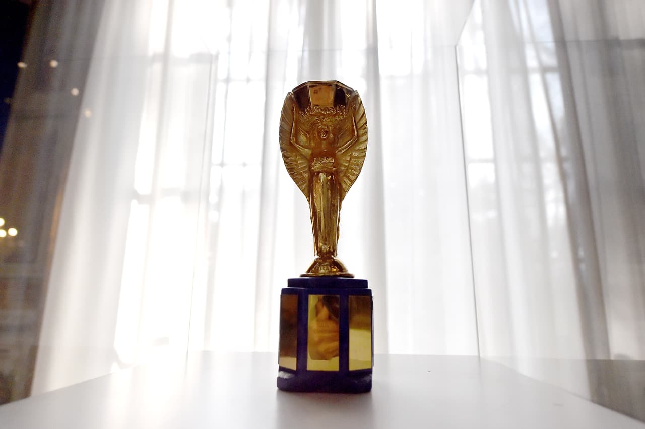 El trofeo
<b>Jules Rimet </b>fue el primero que entrego la FIFA en los Mundiales hasta que cambió a la Copa del Mundo. Antes de eso, tuvo un tiempo en la que estuvo extraviada. Cuatro meses antes del Mundial de Inglaterra 1966 el trofeo fue robado y se encontró siete días después en un jardín de una cada londinense por un perro llamado 'Pickles'.