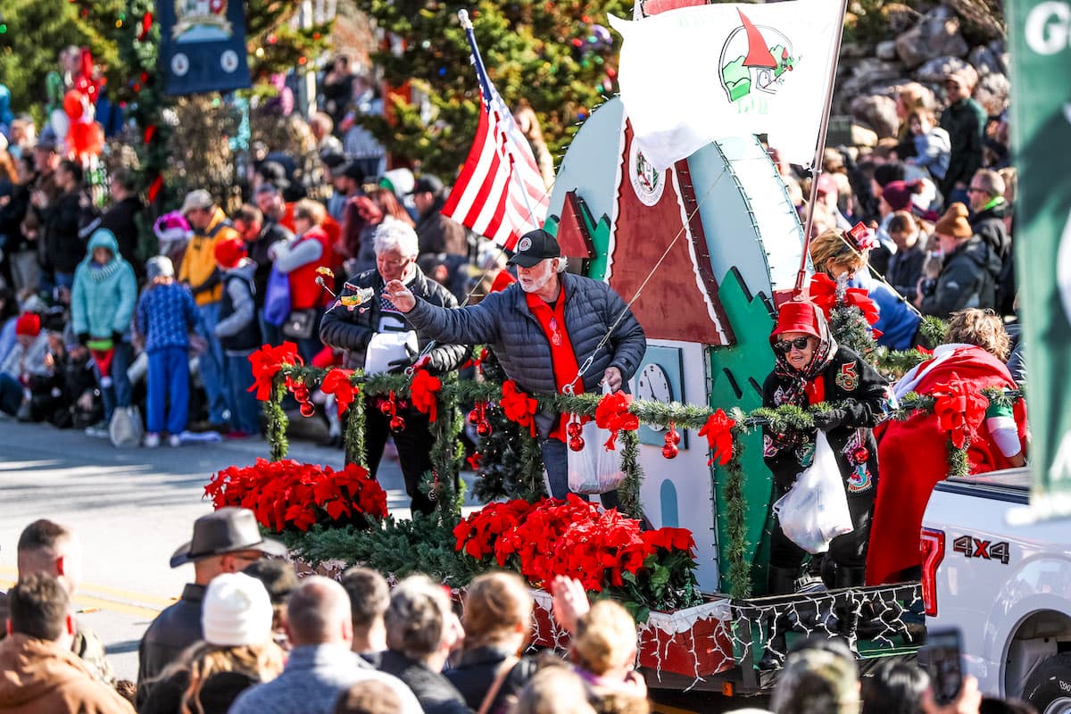 Cada diciembre, la ciudad también celebra un desfile de temporada. Este año, se llevará a cabo el sábado 10 a partir de las 2pmET.
