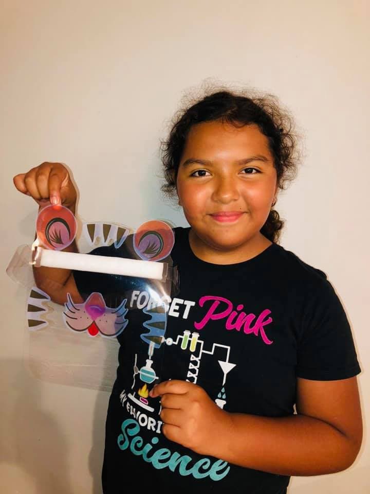 Y poco a poco continuó creando más diseños "para que la gente se pueda proteger de una manera divertida", dijo Sofía a 
<a href="https://www.univision.com/shows/despierta-america/que-se-protejan-de-una-manera-divertida-nina-hispana-crea-divertidos-protectores-faciales-para-ninos-video">Despierta América</a>.