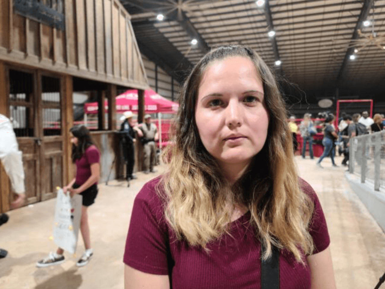 Arely Borrero es la mamá de Alayna y confirma que 
<b>su hija "tiene miedo de ir a la escuela y no regresar a casa". </b>"Tiene miedo a que las instalaciones no estén preparadas en cuanto a seguridad para ellos", relata la madre de esta familia que hace cuatro años se mudó a Uvalde por una oportunidad laboral.
<br>
<br>El temor de su hija es el mismo suyo y de su esposo, Aldo. Y como no creen que una tragedia como esta cambie el 'lobby' por la tenencia de armas también comparten la solución que esgrime Alayna: reforzar la seguridad escuela por escuela.
<br>
<br>"Entonces, 
<b>¿qué nos queda?</b> Pedir que cambien las instalaciones de las escuelas con más seguridad para nuestros hijos. O, ¿qué nos queda? 
<b>Cambiar a nuestros hijos a escuelas privadas o llevarlos a otra parte a 20, 25 minutos de aquí, a otras escuelas más pequeñas donde nuestros hijos estén prácticamente escondidos para que no pase esto".</b>