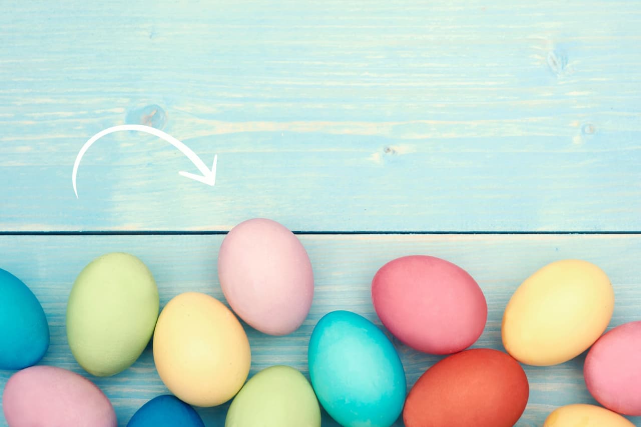 Si no se te dan las manualidades, no tienes mucho tiempo o no quieres romperte la cabeza decorando huevos de Pascua, prueba estas opciones. Puedes pintar los huevos con pintura acrílica, con plumones indelebles (a.k.a sharpies), con productos colorantes — como el kool aid—, con pintura para uñas y, en el más desesperado de los casos, con sombras para ojos. Necesitarás pinceles: al menos uno grueso y uno muy fino para los detalles.