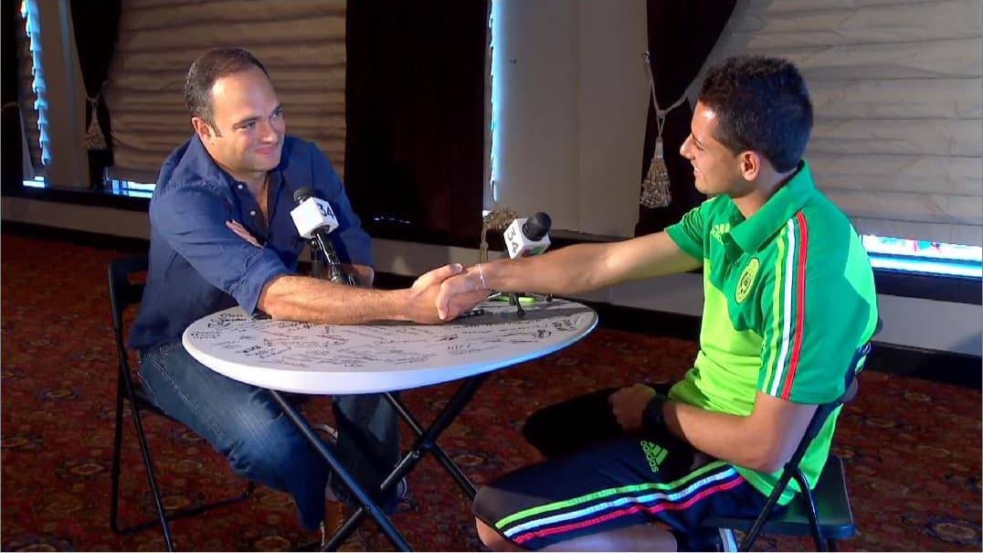 León Krauze y Javier "Chicharito" Hernandez al final de la entrevista