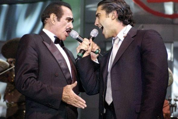 <b>Vicente Fernández</b> también ha estado presente y cantó en la segunda edición de los premios al lado de su hijo, Alejandro.