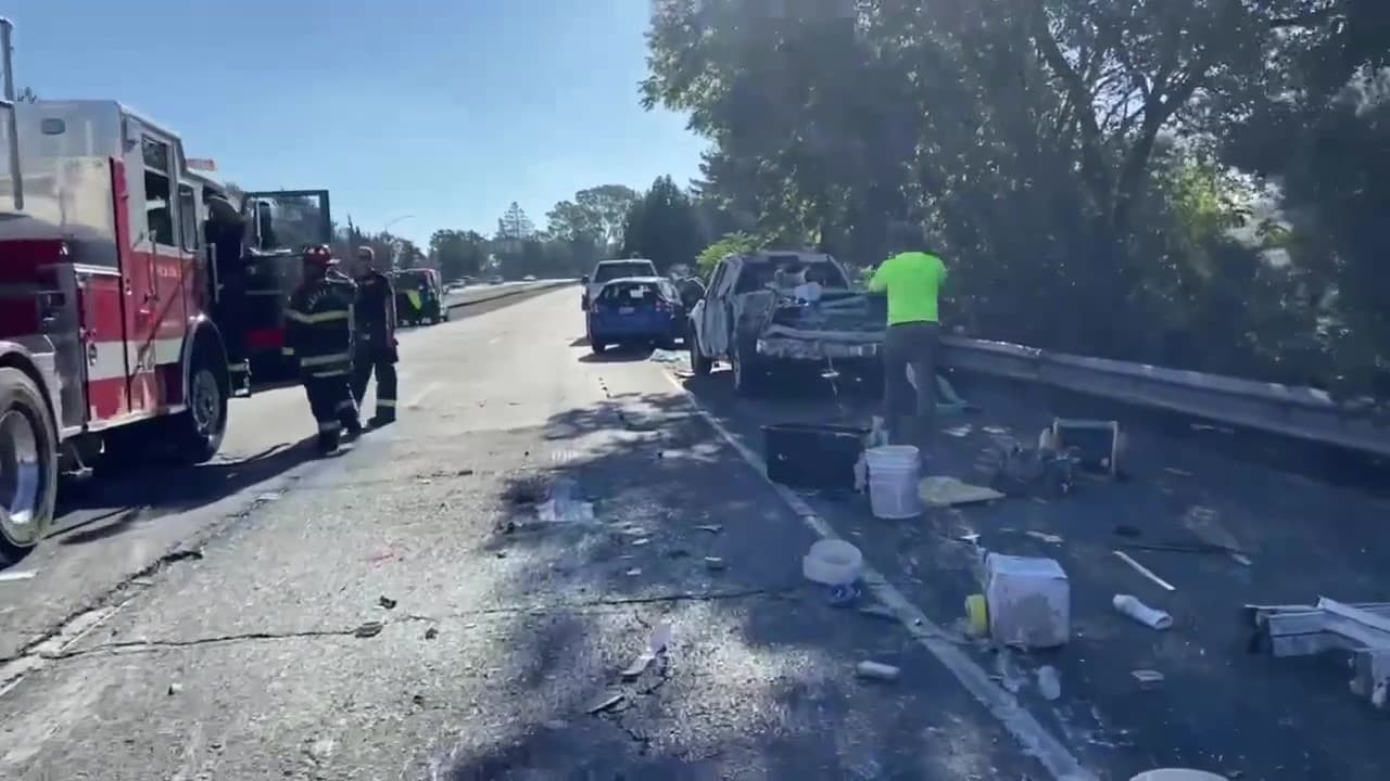 Los bomberos tuvieron que usar herramienta especial para rescatar a dos personas lesionadas de los vehículos.
<br>