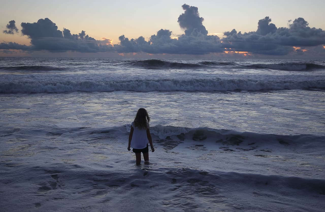 Charlotte Miller, residente de Nags Head, Carolina del Norte, visita la playa antes de la llegada del huracán el 12 de septiembre. Los efectos del huracán comenzarán a sentirse este jueves mientras que se cree que tocaría tierra el sábado.