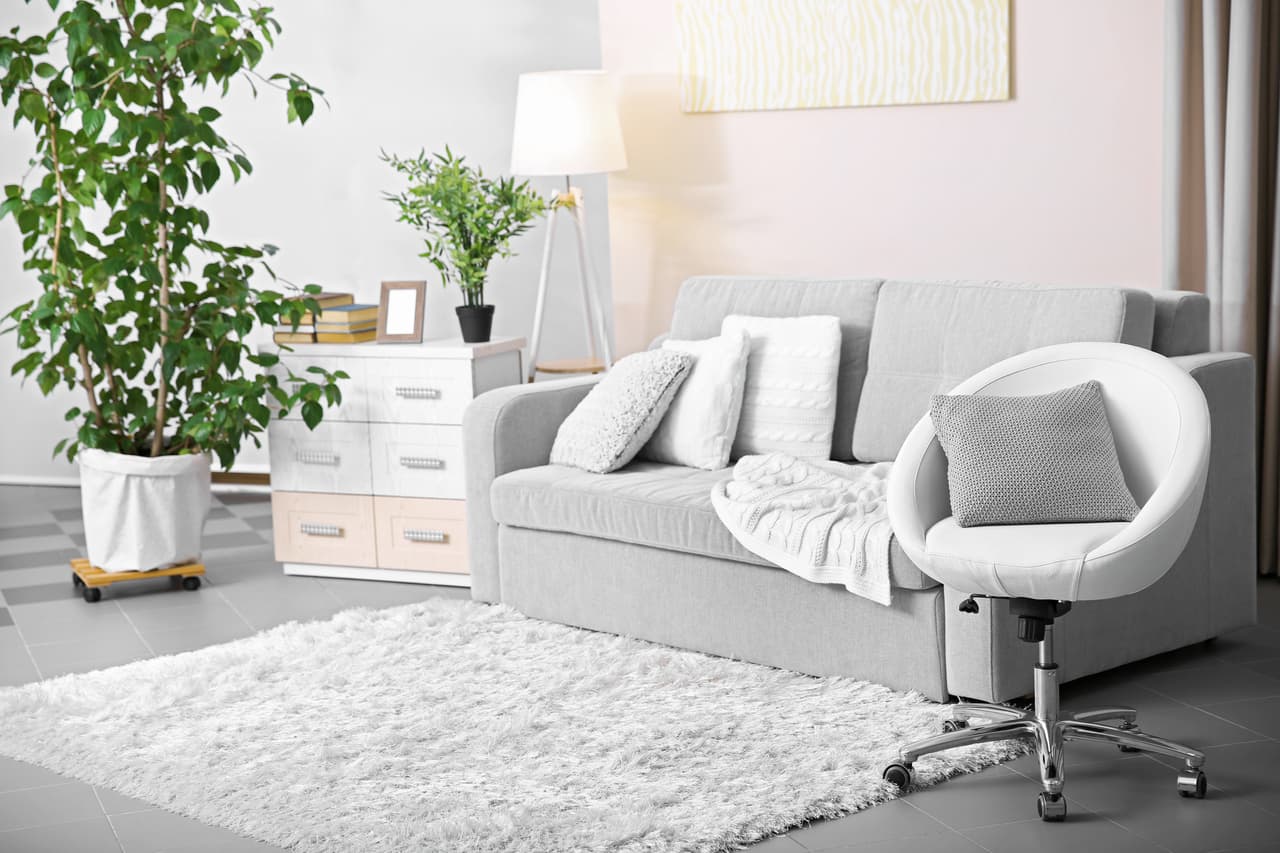 Las paredes en tono gris claro son una excelente opción para quien busca un cambio sin obscurecer la habitación.