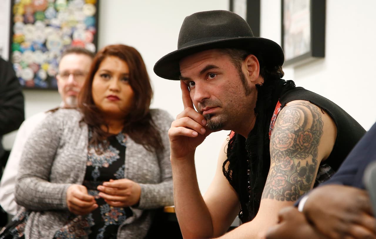 Activistas del partido Demócrata reunidos en Phoenix, Arizona, escuchan el primer discurso del Estado de la Unión del mandatario.