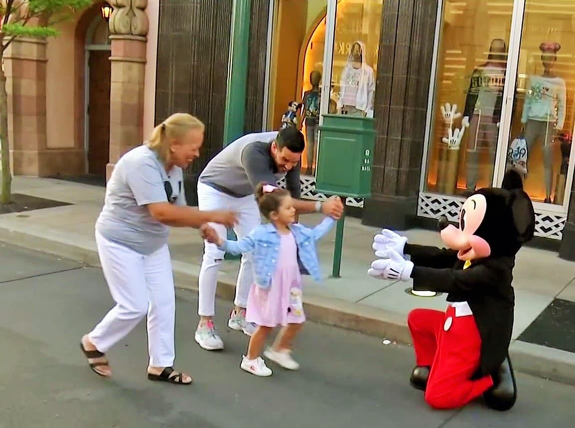 Anabella, de tres años, es la primogénita de Yisus, y en esta ocasión tuvo la fortuna de saludar a Mickey Mouse.
<br>