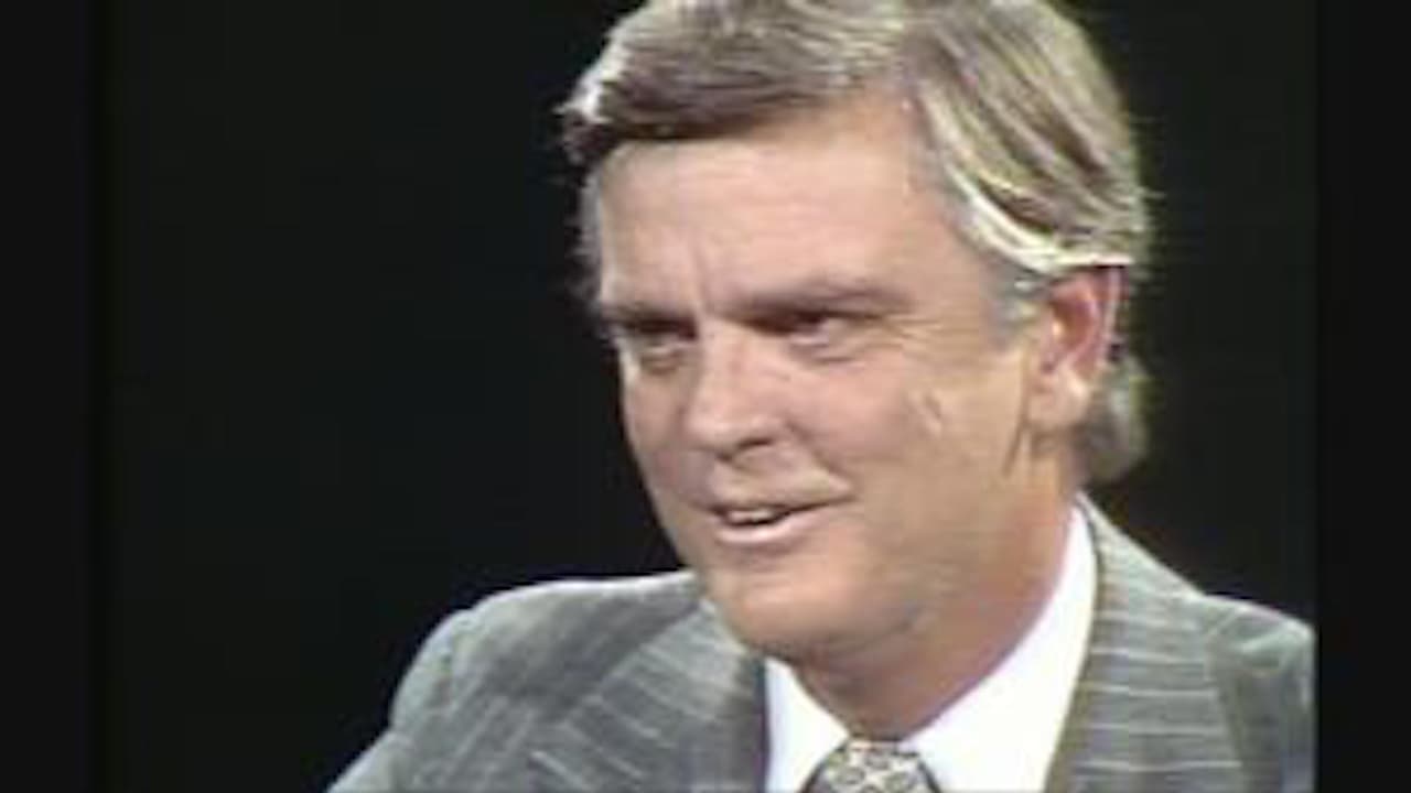 El ex gobernador Dan Walker habla durante una entrevista.